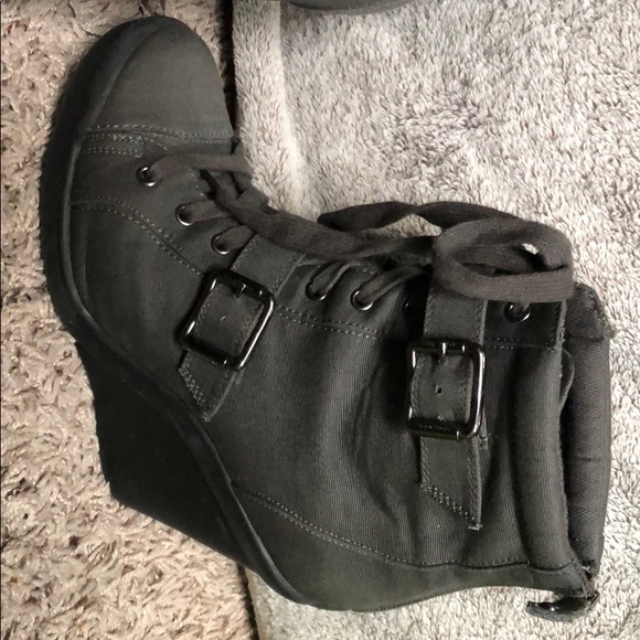 Simply Vera by Vera Wang platform booties - Picture 2 of 8